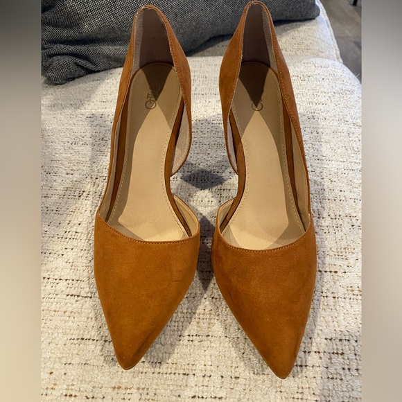 Women’s camel color heels - Picture 4 of 5